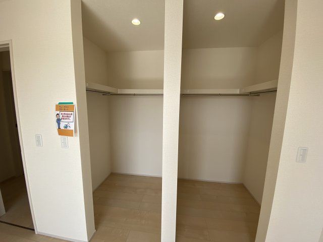 【内郷御厩町4丁目第1／全5棟　1号棟】　ランドリールーム付き♪の収納|◆ウォークインクローゼットの写真です◆　季節を問わずにたっぷり収納ができます。冬物の収納にも困りません。お子様のお片付けも上手にできそうです。