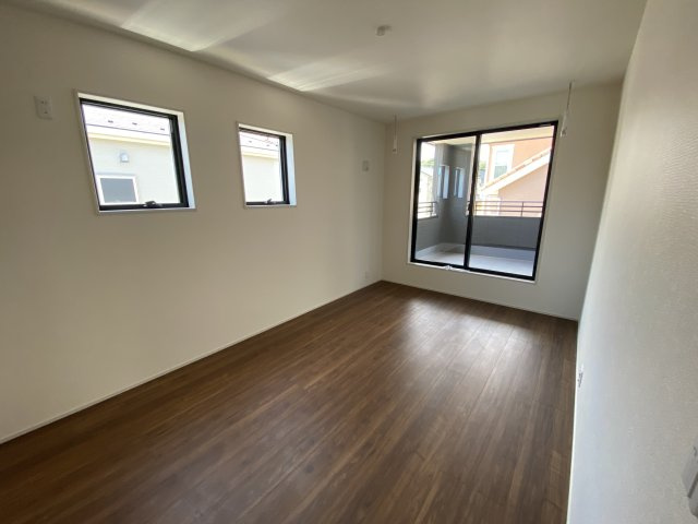 【内郷御厩町4丁目第1／全5棟　1号棟】　ランドリールーム付き♪の洋室|同施工◆居室の写真です◆　充分な広さの収納を備え、採光良好な洋室は、快適空間。プライベートの時間もゆったりお寛ぎ頂けそうです。

