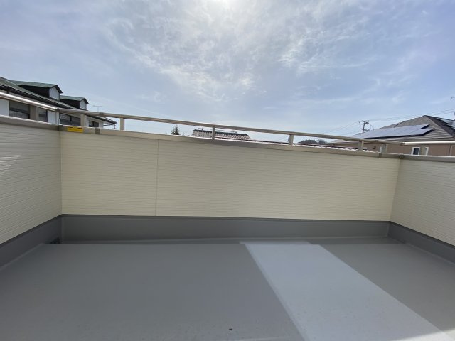 【内郷御厩町4丁目第1／全5棟　1号棟】　ランドリールーム付き♪のバルコニー|◆バルコニーの写真です◆　
洗濯物から布団まで一度にたくさん干せて便利です♪
眺めのよいバルコニーで、あなただけのリラックスタイムを☆

