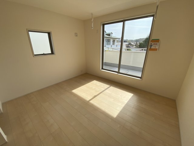 【内郷御厩町4丁目第1／全5棟　1号棟】　ランドリールーム付き♪の洋室|◆居室の写真です◆　室内物干しがありますので、梅雨の時期でも安心です。また、夜でも外に出ずに洗濯物を干せるから、女性にも安心ですね♪


