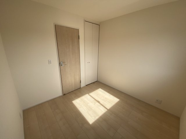 【内郷御厩町4丁目第1／全5棟　1号棟】　ランドリールーム付き♪の洋室|◆居室の写真です◆　木の温もりがナチュラルでくつろげる空間ですね♪　子供部屋としても、寝室としても、どんなインテリアにしようか…選ぶ楽しみが増えますね♪

