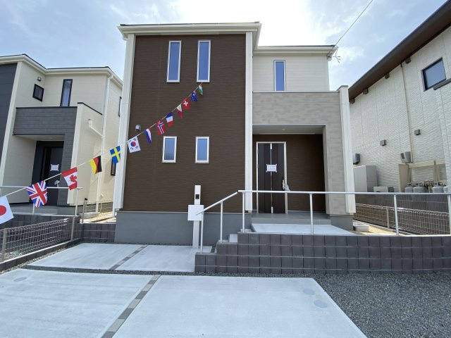 【内郷御厩町4丁目第1／全5棟　1号棟】　ランドリールーム付き♪の外観|◆玄関の写真です◆
玄関の写真です。断熱玄関ドアなので、冷気や暖気の侵入や流出を抑えてくれます。
お洒落で明るい玄関は、お客様にも喜ばれそうです♪♪

