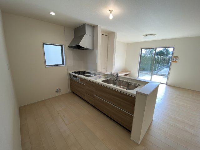 【内郷御厩町4丁目第1／全5棟　1号棟】　ランドリールーム付き♪のキッチン|◆キッチンの写真です◆　とにかくものが多くなりがちなキッチン空間。システムキッチンは見た目スッキリなのに収納力たっぷりです♪さらに床下収納もあります。

