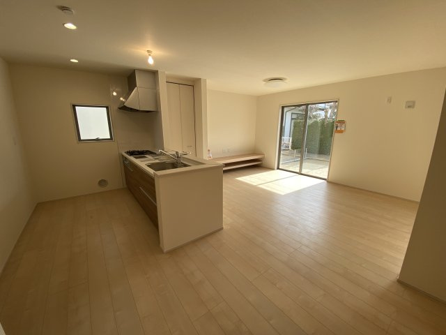 【内郷御厩町4丁目第1／全5棟　1号棟】　ランドリールーム付き♪の居間・リビング|◆リビングの写真です◆木の温もりがやさしいフローリングは安らぎをもたらすプライベート空間♪大きな窓のあるリビングは、陽光あふれる明るく居心地も良くご家族皆がゆったり寛げる憩いの空間となりそうです