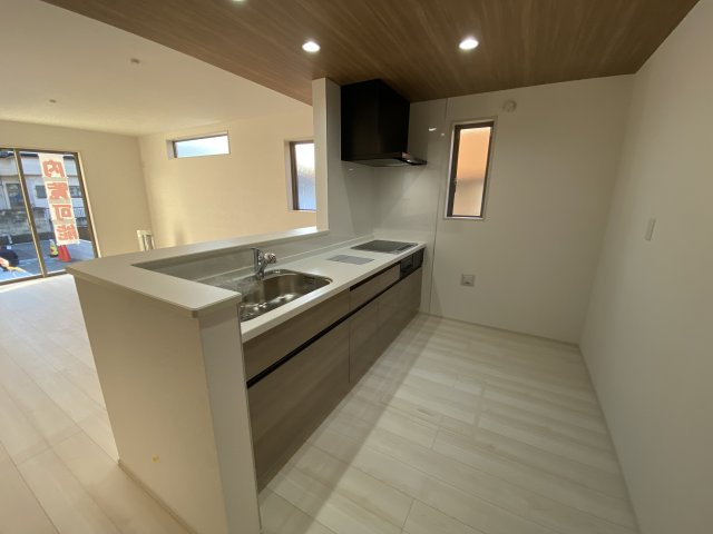 【小名浜住吉5期】　2号棟　◆新生活応援キャンペーン中♪のキッチン|同施工　キッチンの写真です。　とにかくものが多くなりがちなキッチン空間。システムキッチンは見た目スッキリなのに収納力たっぷりです♪さらに床下収納もあります。
