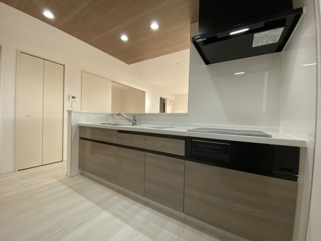 【小名浜住吉5期】　2号棟　◆新生活応援キャンペーン中♪のキッチン|同施工　システムキッチンは見た目スッキリなのに収納力たっぷりです♪さらに床下収納もあります。　また、リビングの様子を見ながらお料理出来ます。