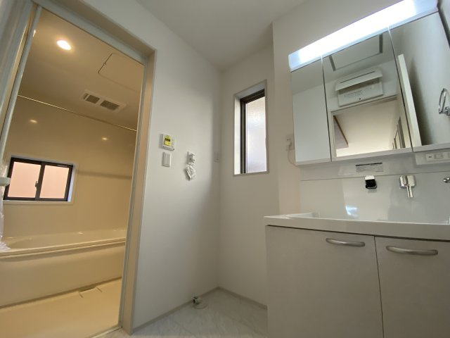 【小名浜住吉5期】　2号棟　◆新生活応援キャンペーン中♪の独立洗面台|同施工　洗面所の写真です。清潔感のある、使い勝手の良い洗面台は、朝が気持ちよく迎えられそうです。　ミラー扉の内側がすべて収納スペースになっています♪