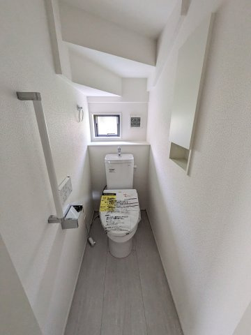 【小名浜住吉5期】　2号棟　◆新生活応援キャンペーン中♪の独立洗面台|同施工　洗面所の写真です。清潔感のある、使い勝手の良い洗面台は、朝が気持ちよく迎えられそうです。　ミラー扉の内側がすべて収納スペースになっています♪