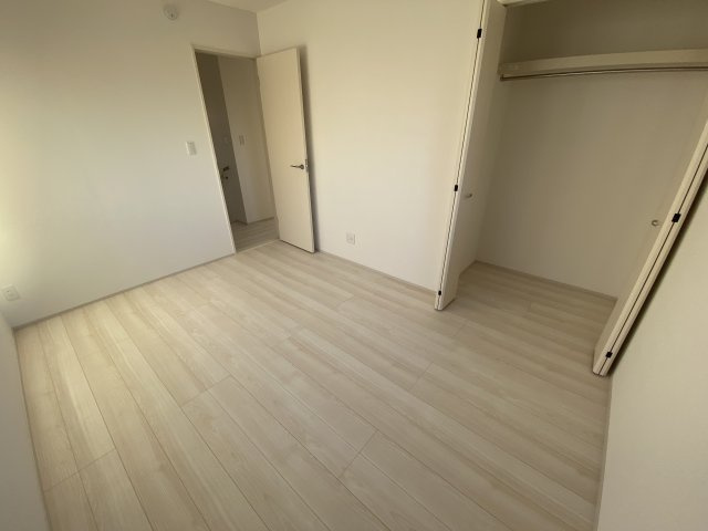 【小名浜住吉5期】　2号棟　◆新生活応援キャンペーン中♪の洋室|同施工　居室の写真です。寝室にも、子供部屋にも、趣味のお部屋にもお使いいただけます♪　柔らかい陽光が差し込む明るいお部屋を演出する設計。彩光の取れる窓が気持ちの良いお部屋を創り上げます。
