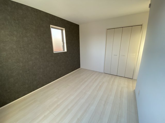 【小名浜住吉5期】　2号棟　◆新生活応援キャンペーン中♪の洋室|同施工　居室の写真です。使い勝手の良い間取りなので、ご家族の状況の変化にも耐えられますね。　木の温もりがナチュラルでくつろげる空間ですね。