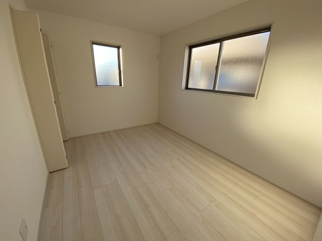 【小名浜住吉5期】　2号棟　◆新生活応援キャンペーン中♪の洋室|同施工　居室の写真です。子供部屋としても、寝室としても、どんなインテリアにしようか…選ぶ楽しみが増えますね♪　　
全室2面採光につきたっぷりの陽光と心地よい風が舞い込みます。
