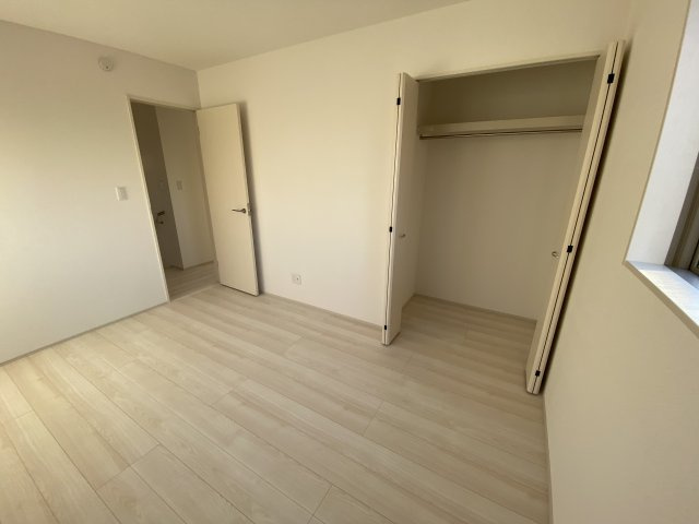 【小名浜住吉5期】　2号棟　◆新生活応援キャンペーン中♪の洋室|同施工　玄関の写真です。お洒落な玄関からの外出は気分が良いですね♪　大容量のシューズボックス付き。散らかりがちな玄関もスッキリ収納！
