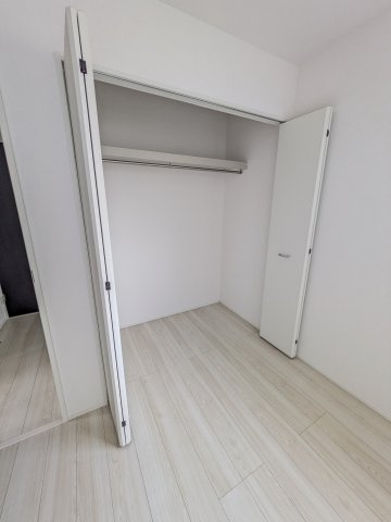 【小名浜住吉5期】　2号棟　◆新生活応援キャンペーン中♪の洋室|同施工　玄関の写真です。お洒落な玄関からの外出は気分が良いですね♪　大容量のシューズボックス付き。散らかりがちな玄関もスッキリ収納！