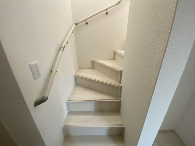 【小名浜住吉5期】　2号棟　◆新生活応援キャンペーン中♪のその他|同施工　◆階段の写真です◆　
階段は家族がほぼ毎日通る動線の為、安全上の配慮が必要です！
階段は手すり付きなので、小さなお子様からご年配の方まで安心ですね♪
