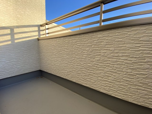 【小名浜住吉5期】　2号棟　◆新生活応援キャンペーン中♪のバルコニー|同施工　バルコニーの写真です◆　風通りが良くて気持ちがいいバルコニー付き☆
広々としているため、洗濯物をたくさん干せますし、ガーデニングも楽しめます♪
