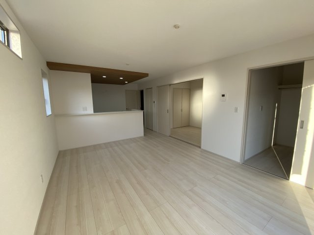 【小名浜住吉5期】　2号棟　◆新生活応援キャンペーン中♪の居間・リビング|同施工　リビングの写真です！！　　広いリビングで快適に、ゆったりと過ごせますね♪　　　フローリングは、汚れがつきにくく、日常のお手入れはから拭きだけで OKです♪