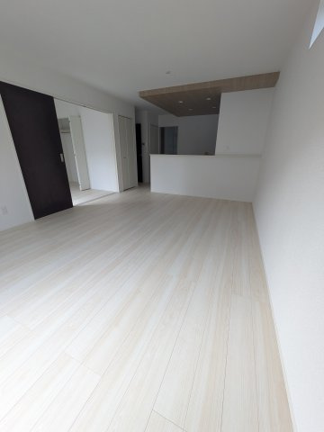 【小名浜住吉5期】　2号棟　◆新生活応援キャンペーン中♪の居間・リビング|リビングの写真です ！！　家族団らんの時間が増えそうなリビングですね。　低ホルムアルデヒド仕様の健康に配慮したフローリングとなっています。　