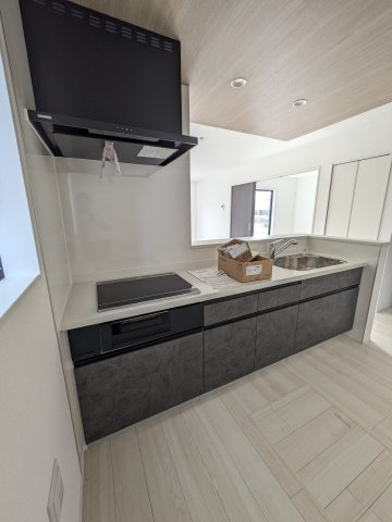 【小名浜住吉5期】　2号棟　◆新生活応援キャンペーン中♪のキッチン|キッチンの写真です。ＩＨクッキングヒーターは、火を使わないので消し忘れによる事故がなく安全ですね♪