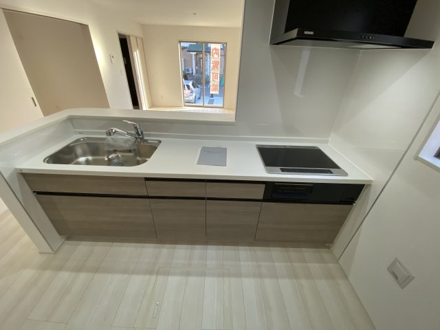 【小名浜住吉5期】　2号棟　◆新生活応援キャンペーン中♪のキッチン|同施工　キッチンの写真です。ＩＨクッキングヒーターは、火を使わないので消し忘れによる事故がなく安全ですね♪
