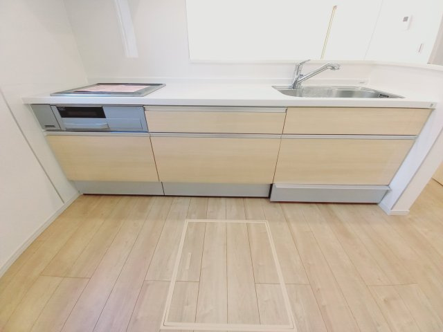 【小名浜住吉5期】　1号棟　◆新生活応援キャンペーン中♪のキッチン|同施工　システムキッチンは見た目スッキリなのに収納力たっぷりです♪さらに床下収納もあります。　また、リビングの様子を見ながらお料理出来ます。