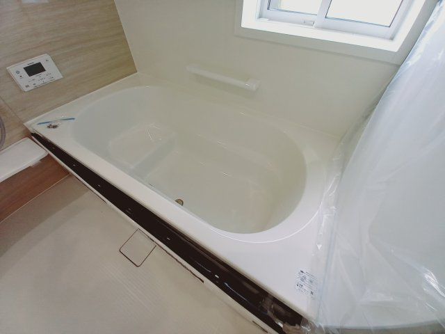 【小名浜住吉5期】　1号棟　◆新生活応援キャンペーン中♪の浴室|同施工　浴室の写真です。お子様と一緒にバスタイムを楽しめる広々空間。浴室乾燥機付で心地よいバスタイムを実現します♪　