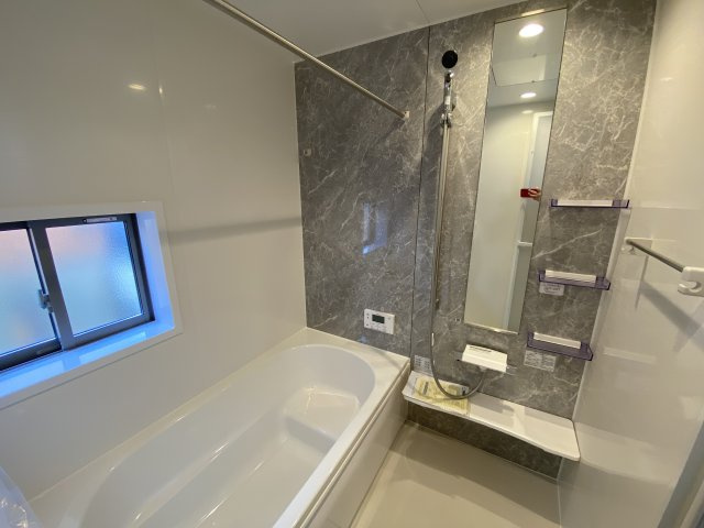 【小名浜住吉5期】　1号棟　◆新生活応援キャンペーン中♪の浴室|同施工　ユニットバスの写真です。フルオート機能で、時間帯を気にせず、家族全員が暖かい湯船に浸かることができます。　一日の疲れを癒してくれそうですね。　