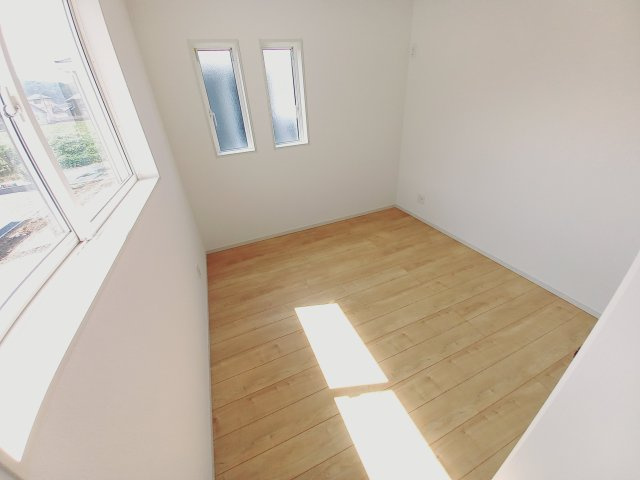 【小名浜住吉5期】　1号棟　◆新生活応援キャンペーン中♪の洋室|同施工　居室の写真です。寝室にも、子供部屋にも、趣味のお部屋にもお使いいただけます♪　柔らかい陽光が差し込む明るいお部屋を演出する設計。彩光の取れる窓が気持ちの良いお部屋を創り上げます。
