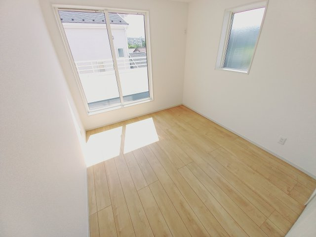 【小名浜住吉5期】　1号棟　◆新生活応援キャンペーン中♪の洋室|同施工　居室の写真です。使い勝手の良い間取りなので、ご家族の状況の変化にも耐えられますね。　木の温もりがナチュラルでくつろげる空間ですね。