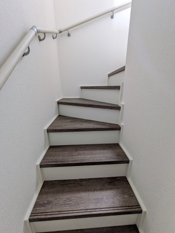 【小名浜住吉5期】　1号棟　◆新生活応援キャンペーン中♪の内装|◆階段の写真です◆　
階段は家族がほぼ毎日通る動線の為、安全上の配慮が必要です！
階段は手すり付きなので、小さなお子様からご年配の方まで安心ですね♪
