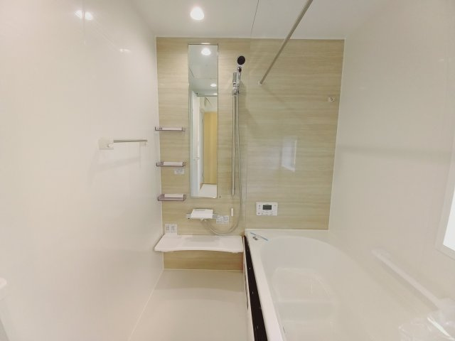 【小名浜住吉5期】　1号棟　◆新生活応援キャンペーン中♪の浴室|同施工　居室の写真です。子供部屋としても、寝室としても、どんなインテリアにしようか…選ぶ楽しみが増えますね♪　　
全室2面採光につきたっぷりの陽光と心地よい風が舞い込みます。