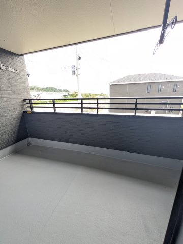 【小名浜住吉5期】　1号棟　◆新生活応援キャンペーン中♪のバルコニー|バルコニーの写真です◆　風通りが良くて気持ちがいいバルコニー付き☆
広々としているため、洗濯物をたくさん干せますし、ガーデニングも楽しめます♪
