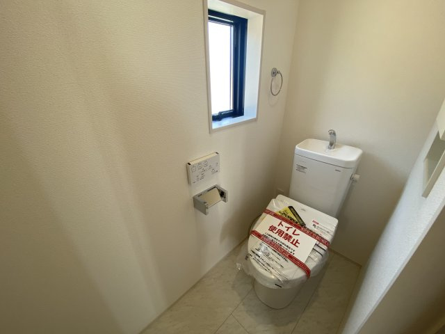 【小名浜住吉5期】　1号棟　◆新生活応援キャンペーン中♪のトイレ|同施工　◆トイレの写真です◆
温水洗浄便座付きのトイレです！もちろん窓もあり換気もしっかり出来ます！汚れが付きにくく落ちやすく、充実の機能が揃っています♪


