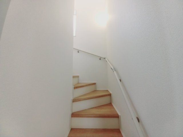 【小名浜住吉5期】　1号棟　◆新生活応援キャンペーン中♪の内装|同施工　◆階段の写真です◆　
階段は家族がほぼ毎日通る動線の為、安全上の配慮が必要です！
階段は手すり付きなので、小さなお子様からご年配の方まで安心ですね♪
