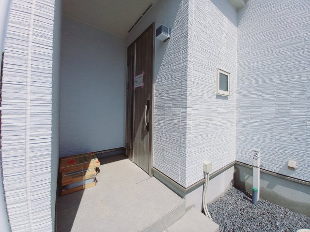 【小名浜住吉5期】　1号棟　◆新生活応援キャンペーン中♪の玄関|同施工　外観の写真です！！過ごす時間が長いからこそ家族との繋がりが感じられるお家！にぎやかな声で日々の会話も弾む楽しい空間となります。家に帰宅するのがより一層楽しみになりますね♪