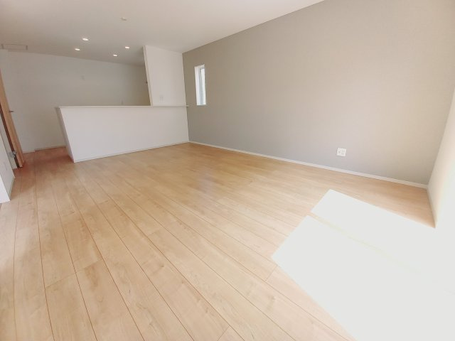 【小名浜住吉5期】　1号棟　◆新生活応援キャンペーン中♪の居間・リビング|同施工　リビングの写真です！！　　広いリビングで快適に、ゆったりと過ごせますね♪　　　フローリングは、汚れがつきにくく、日常のお手入れはから拭きだけで OKです♪