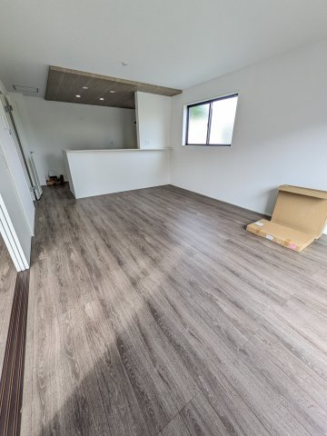 【小名浜住吉5期】　1号棟　◆新生活応援キャンペーン中♪の居間・リビング|リビングの写真です！！　　広いリビングで快適に、ゆったりと過ごせますね♪　　　フローリングは、汚れがつきにくく、日常のお手入れはから拭きだけで OKです♪