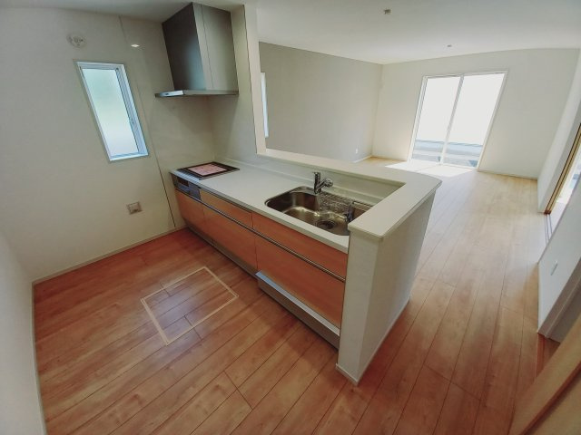 【小名浜住吉5期】　1号棟　◆新生活応援キャンペーン中♪のキッチン|同施工　キッチンの写真です。対面式キッチンは、家族の会話が途切れませんね♪　デザイン性と機能性を兼ね備えたキッチンは、リビングスペースとの一体感が生まれ、広々空間を演出してくれます。