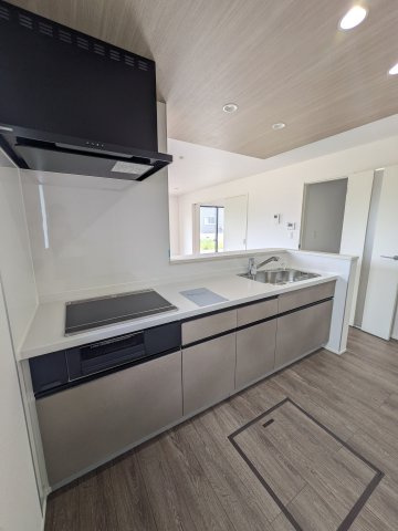 【小名浜住吉5期】　1号棟　◆新生活応援キャンペーン中♪のキッチン|キッチンの写真です。ＩＨクッキングヒーターは、火を使わないので消し忘れによる事故がなく安全ですね♪