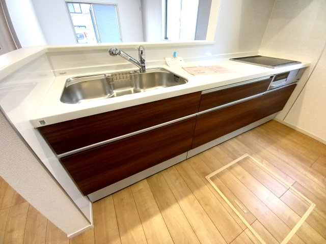 【小名浜住吉5期】　3号棟　◆新生活応援キャンペーン中♪のキッチン|同施工　キッチンの写真です。　とにかくものが多くなりがちなキッチン空間。システムキッチンは見た目スッキリなのに収納力たっぷりです♪さらに床下収納もあります。