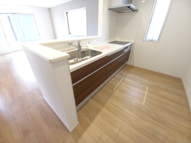 【小名浜住吉5期】　3号棟　◆新生活応援キャンペーン中♪のキッチン|同施工　キッチンの写真です。対面式キッチンは、家族の会話が途切れませんね♪　デザイン性と機能性を兼ね備えたキッチンは、リビングスペースとの一体感が生まれ、広々空間を演出してくれます。