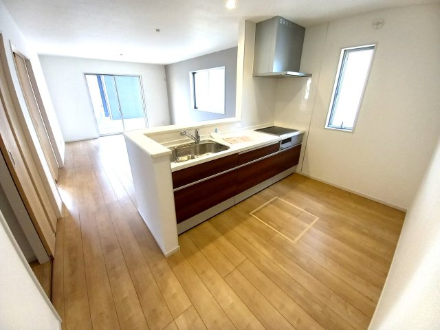 【小名浜住吉5期】　3号棟　◆新生活応援キャンペーン中♪のキッチン|同施工　キッチンの写真です。ＩＨクッキングヒーターは、火を使わないので消し忘れによる事故がなく安全ですね♪