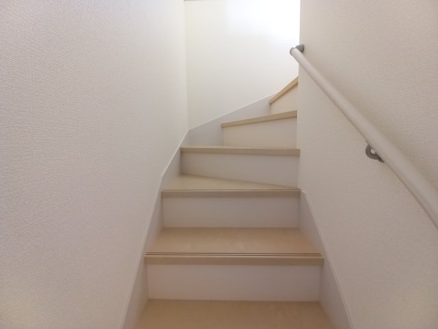いわき市泉町滝尻第2　新築戸建　6号棟の内装|同施工◆階段の写真です◆　
階段は家族がほぼ毎日通る動線の為、安全上の配慮が必要です！
階段は手すり付きなので、小さなお子様からご年配の方まで安心ですね♪



