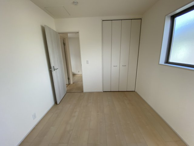いわき市泉町滝尻第2　新築戸建　6号棟の洋室|同施工　ちょっとした収納スペースも充実しています