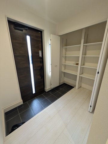 【いわき市平塩第1】全２棟／1号棟　■住宅ローンに不安がある方は不動産プラスまで■の玄関|◆玄関の写真です◆
お洒落な玄関は気分が良いですね♪広々とした玄関になっております。　ご両親やお友達が来ても、靴の置き場に困ることはありません。収納力たっぷりで、整理整頓も楽ちんですね。

