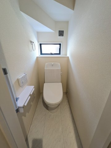 【いわき市平塩第1】全２棟／1号棟　■住宅ローンに不安がある方は不動産プラスまで■のトイレ|◆トイレの写真です◆
便器にフチがないので汚れが隠れて見えない部分がありません。 お手入れがとってもラクラクです♪　一階、二階にそれぞれトイレがございますので、ご家族の多い方でも安心ですね♪

