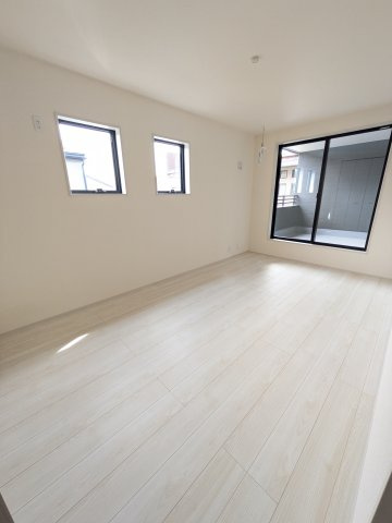 【いわき市平塩第1】全２棟／1号棟　■住宅ローンに不安がある方は不動産プラスまで■の洋室|◆居室の写真です◆　柔らかい陽光が差し込む明るいお部屋を演出☆　使い勝手の良い間取りなので、ご家族の状況の変化にも耐えられますね。


