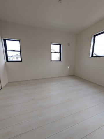 【いわき市平塩第1】全２棟／1号棟　■住宅ローンに不安がある方は不動産プラスまで■の洋室|◆居室の写真です◆　充分な広さの収納を備え、採光良好な洋室は、快適空間。プライベートの時間もゆったりお寛ぎ頂けそうです。

