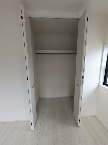 【いわき市平塩第1】全２棟／1号棟　■住宅ローンに不安がある方は不動産プラスまで■の収納|同施工◆居室の写真です◆　室内物干しがありますので、梅雨の時期でも安心です。また、夜でも外に出ずに洗濯物を干せるから、女性にも安心ですね♪


