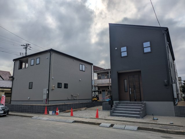 【いわき市平塩第1】全２棟／1号棟　■住宅ローンに不安がある方は不動産プラスまで■の前面道路含む現地写真|◆外観の写真です◆　
＼楽しみが広がる憧れのマイホーム (^^♪／
子供部屋や主寝室などお部屋の使い分けができ、ファミリー層が暮らしやすい4LDKです！

