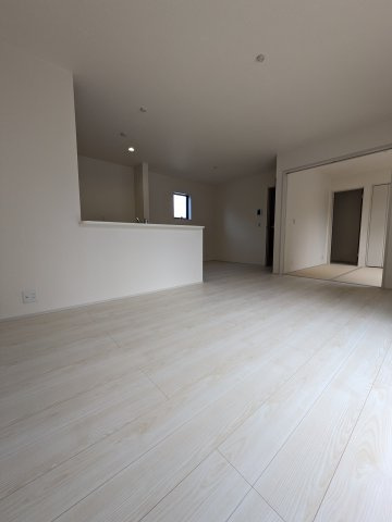 【いわき市平塩第1】全２棟／1号棟　■住宅ローンに不安がある方は不動産プラスまで■の居間・リビング|おしゃれなリビングです